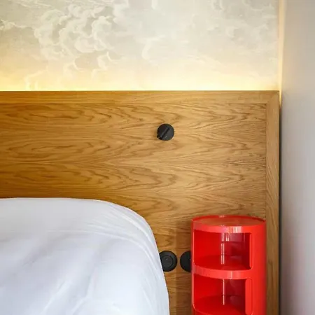13 - Voltaire Apartment *